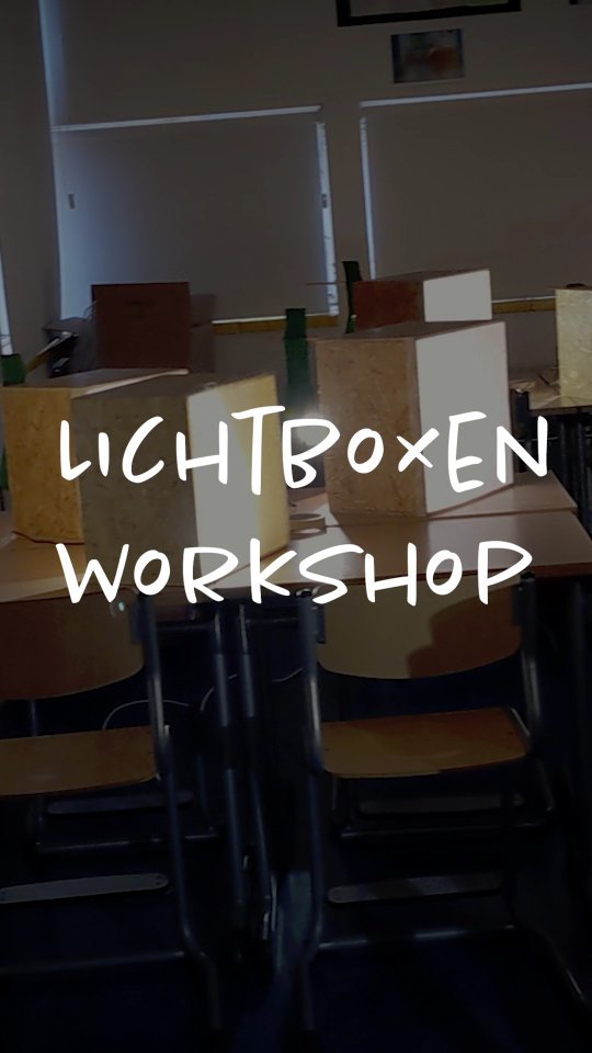 Makers on the Move ontwikkelde vorig jaar met de steun van Rozet een mooie lessenreeks rondom licht. Afgelopen week gaven we de lichtboxen workshop aan vier scholen om de week van het maakonderwijs te vieren.
De kinderen maakten een lichtkunstwerk met verschillende materialen uit de materialenbank. Wat laat wel of geen licht door en wat geeft kleur? Wat is schaduw eigenlijk en hoe blijft iets rechtop staan?
De week van het maken is een initiatief van @makercosmos @Lokaal2 en @sterktechniekonderwijs
#maakonderwijs #lichtkunst #makerart