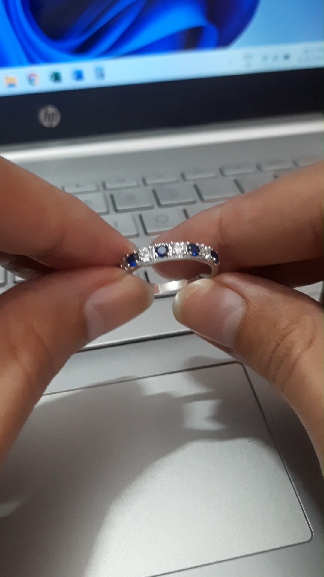 ❤️Beautiful blue sapphire with moissanite half eternity band ring.
.
.
Sterling silver 925 with white rhodium plated