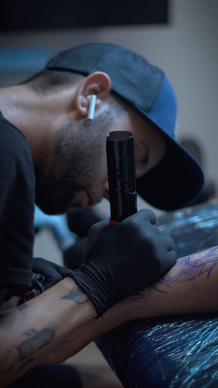 🔥🔥This is how we do this !! 🔥🔥
#tattooartist #tattooshop #tattooed #tattooisart
#myfavoritetattoo #artoftattoos #freespirit #rockspirit #artist #girlstattoo #boystattoos #tattooshop #tauajespequeños#tatuajespequeños #tododearte #videostattoo #tattoopiercing #tattoarm #tattolegs