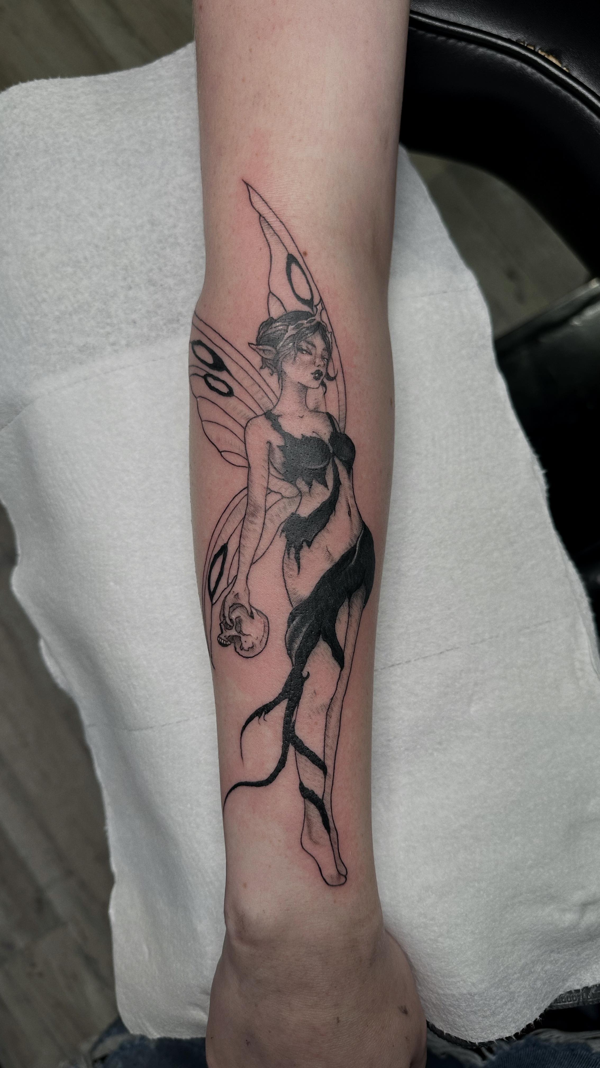 Fine line fairy tattoo by @katarinas_tattoos for @stiiizy.winona 🧚♂️
thanks for coming in Hannah!
#darkestdaystattoo #oregoncoasttattoos #darkfairytattoo #fairytattoo #blackandgreytattoo