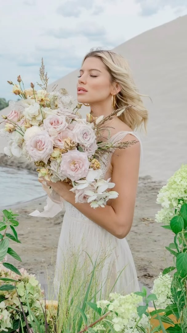What a beautiful Day 🤍
#flowers #styleshooting #desert #team #flowers #lovemyjob