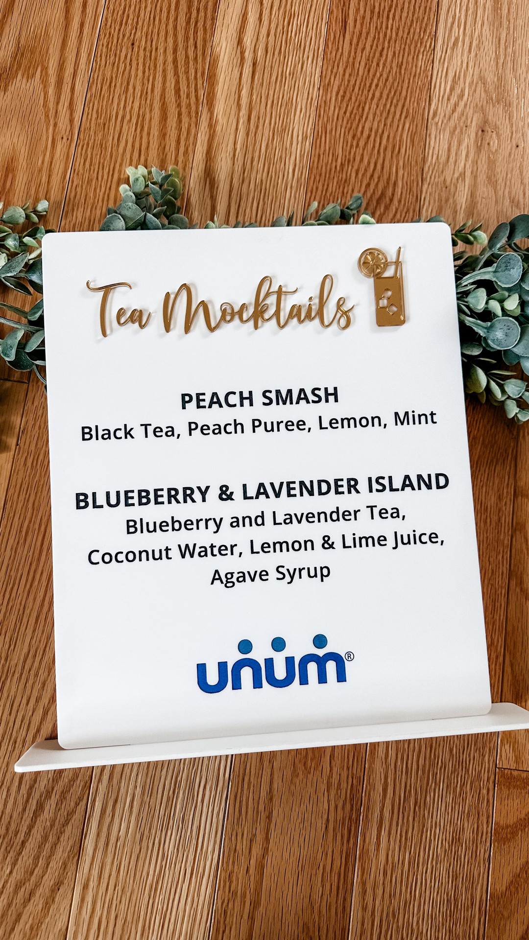 My favorite part about finishing a sign is peeling the masking off mirrored acrylic.🤩 What’s your favorite part?
#acrylic #thundernova #laserengraved #laserengraving #lasercutting #signage #wedding #weddingdecor #eventdecor #businesssigns #marketing #designhousebybrittany