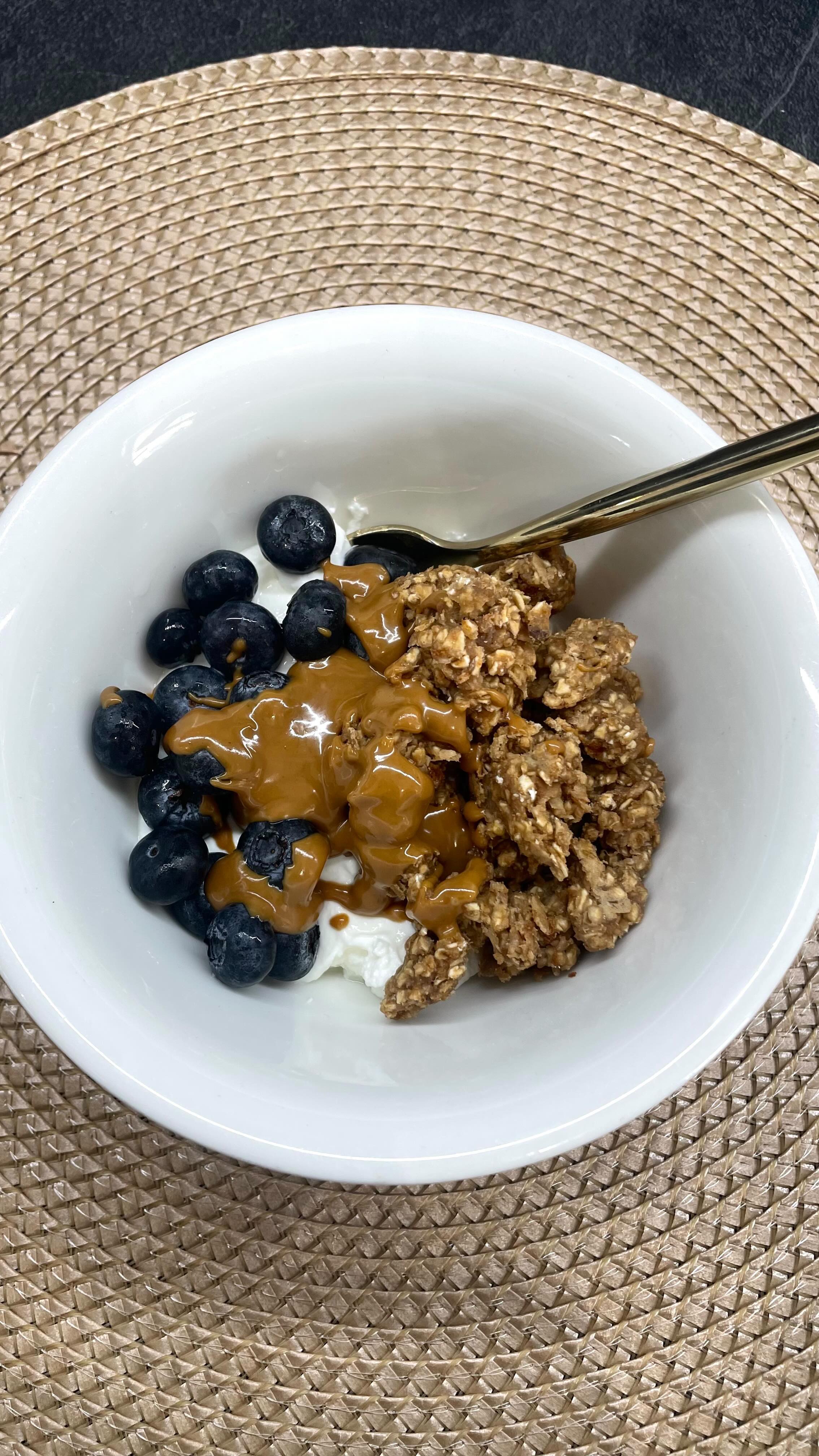 Popoln zajtrk za dober začetek tedna 🤌🏼
Današnji recept: Umešane palačinke🥞
V receptu so vkjučena 3 preprosta živila, ki imajo visoko vsebnost beljakovin. Z njihovim uživanjem se počutimo bolj site in zadovoljne. Zelo pa vplivajo tudi na našo preobrazbo in rezultate. Beljakovine so osnovni gradniki mišične mase, ki naši postavi dajo tisto 'čvrstost' in obliko.😊💪🏼
Sestavine:
• 75 g ovsenih kosmičev
• 100 g banane
• 20 g proteinov
• 60 g grškega jogurta
• 1 jajce
• 50 g borovnic
• 20 g namaza iz piškotov ( Lotus Biscoff) ali arašidovo maslo
Priprava:
1. Najprej v posodi pretlačimo banano z vilicami
2. K pretlačeni banani dodamo ovsene kosmiče, jajce, beljakovine v prahu. Vse to dobro premešamo, da dobimo maso
3. V ponev dodamo maso in jo najprej oblikujemo v palačinko, jo na obeh straneh popečemo, nato pa z lopatko razrežemo oz. natrgamo na manjše kose. Pečemo še toliko časa, da se kosi zapečejo z vseh strani
4. Koščke dodamo k grškemu jogurtu in borovnicami. Na koncu vse prelijemo z namazom ali arašidovim maslom
SHRANI recept in ga preizkusi v naslednjem tednu😋