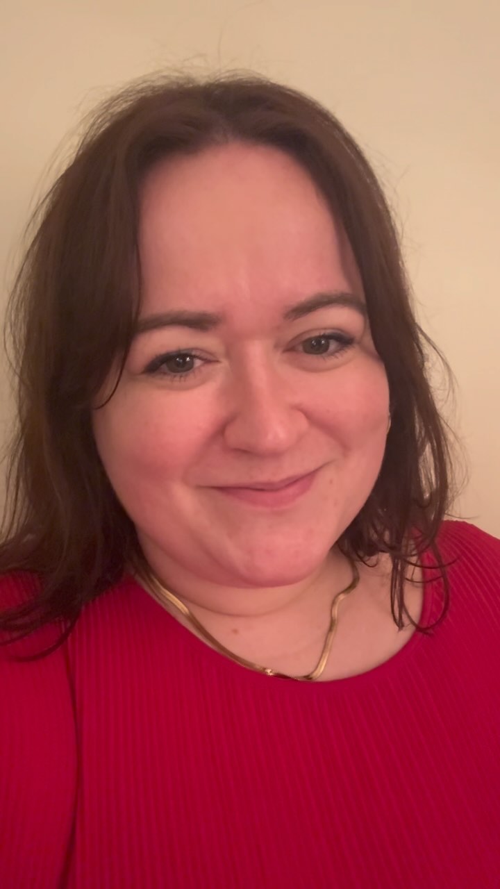 Wir sind Rednerinnen…😌 Auf diesen Trend musste ich aufspringen. Um es mit den Worten eines berühmten True-Crime-Podcasts zu sagen: natürlich niemals despektierlich gemeint. Aber manchmal darf man sich nicht allzu ernst nehmen, oder? Fällt meinen Kolleginnen und Kollegen noch ein Punkt ein? 👀🤭🫶🏻
#freierednerin #freietrauung #wirsind #hochzeit #wedding #fun #inspo #wirheiraten #heirateninhessen #verlobt #hochzeit2024 #hochzeit2025 #braut #love #bräutigam #weddinginspo #trending #isaredet #darmstadt #hessen