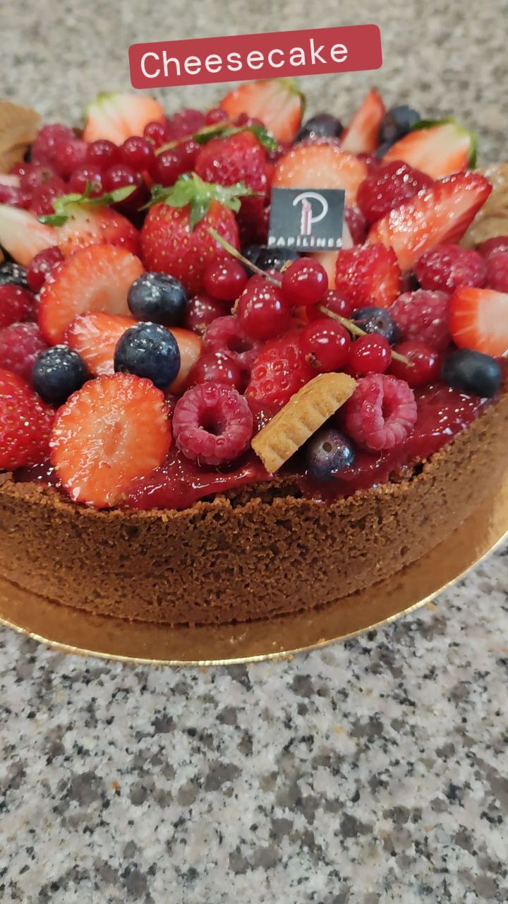 Nous souhaitons un bel anniversaire à Louise 🍰 avec ce beau et bon cheesecake aux fruits rouges. En version cuite (l'original) ou crue, cette pâtisserie se décline à toutes les saveurs ! Banoffee, spéculoos, fruits, chocolat etc... Ça vous fait envie ?
Commandes au 06 19 52 97 10. Livraison Tarn nord.
#cheesecake #albimaville #tarn #gateauanniversaire #evenement #gaillactarn #instafood #albi #gaillac #cagnaclesmines #patisseriemaison #papilines_albi #layercake #birthday #anniversaireenfant
