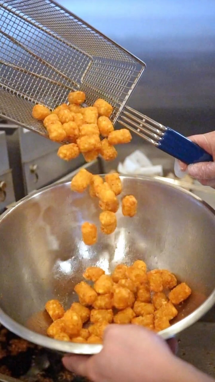 Sometimes the best way to enjoy our delicious breakfast sandwiches, is with golden, crunchy tater tots.
Order your favorite sandwich, like the Pastrami & Eggs, as a tot bowl 🤤
🤳 Have you tried our Pastrami & Eggs yet? Let us know your thoughts in the comments below ⬇️
#cravethis