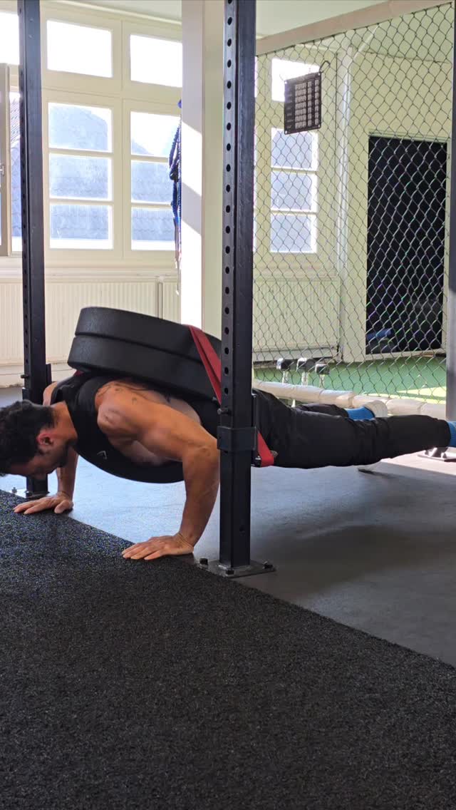 🎯 Ever wonder how I come up with those "diabolical" exercises? 😈
It’s not about just pumping up a muscle or fatiguing a client. I think in movement patterns and program the mind to handle complex combinations. 💡 It’s about how the body flows, and once you understand biomechanics, loading those movements becomes second nature. 🧠🔧
So next time you’re stuck, think: movement first, muscles second. 🔥
@prozis
#trainmart #movementovermuscle #Biomechanics101 #functionaltraining #strengthcoach #ExerciseInnovation #fitnesssecrets #personalrainertips #gymHacks #beachlife #venicebeach #fitspiration #gymlife #workoutscience #trainlikeapro #calisthenics #barbrothers #streetworkout #fitdutchies