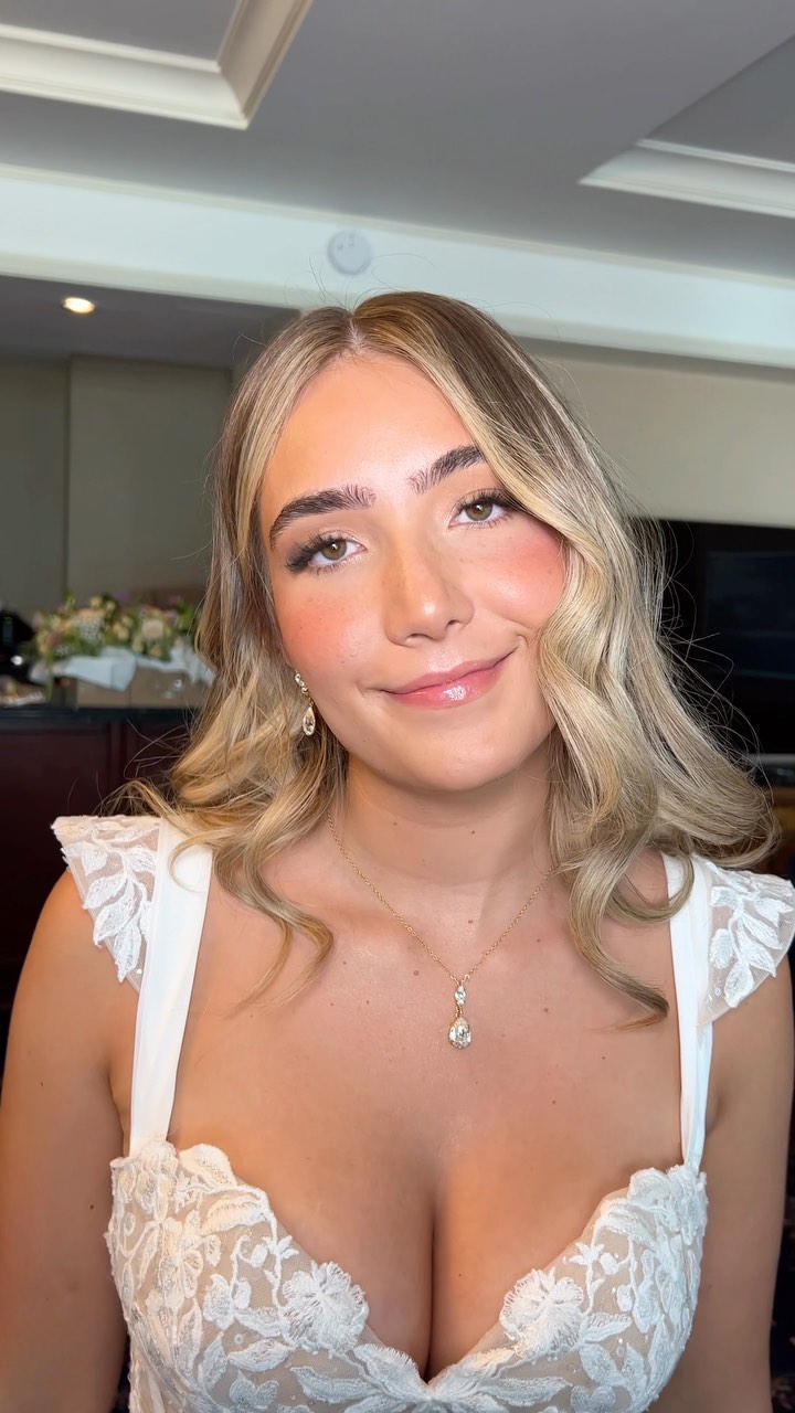 Mic 🤍✨
Key elements:
-Peachy cheeks
-Glowy complexion
-Bronze eye with a natural blend
-Baby wing
-Enhanced her natural freckles
Hair by my bestie @rjstylesco
Bride @ohitsmichaela
For bookings, please email madileighartistry@gmail.com
.
.
.
.
.
.
.
.
.
#bridal #yycmua #yycmakeupartist #calgarymakeupartist #calgarymua #makeupcalgary #makeupartistcalgary #bridalmua