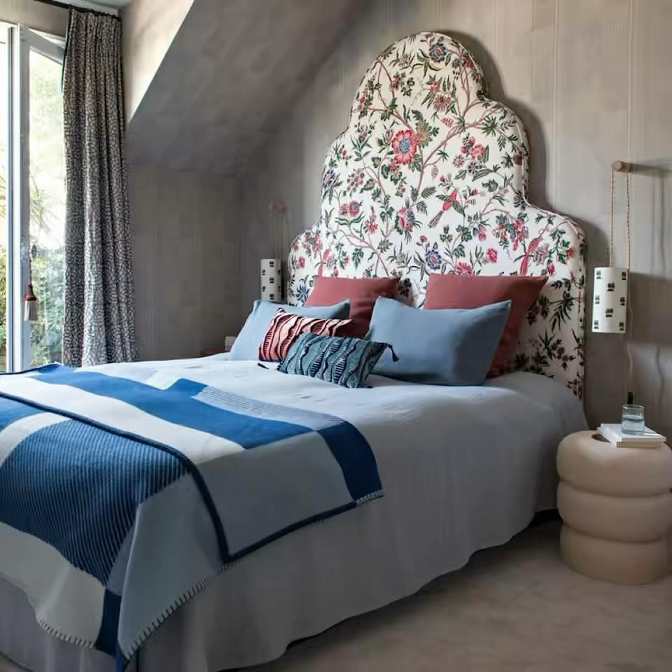 // INSPIRATION // PRESSE //
Dans le numéro Collector du magazine Elle décoration, visite de l’appartement de Pierre Frey @pierrefreyperso - petit-fils du fondateur - qui sublime les formes, les matières, les motifs et les couleurs, tout en nuance. Dans la chambre, l’imposante tête de lit tapissée de la toile « L’arbre indien » de la maison Le Manach donne le ton. A ce motif délicat qui fait partie du fonds patrimonial de la Maison Pierre Frey @lamaisonpierrefrey répond harmonieusement le linge de lit éco-conçu sans produits toxiques @couleur_chanvre avec sa palette de bleus « Thé bleu » et « Embruns », des taies « ocre rouge », contrasté d’un plaid H Riviera bleu @hermes
Un grand merci à @elledecorationfr et toute l’équipe pour leurs sélections - @clemence.leboulanger
stylisme @laurencedougier
photos @nicolas4matheus
#agencerp
#bleu
#bonnenuit
#chanvre
#couleurchanvre
#coussin
#decoration
#douceur
#durable
#elledecoration
#hemp
#homedecor
#interiordesign
#lin
#linen
#lingedelit
#madeinfrance
#nature
#nuit
#paysbasque
#plaid
#pressrelation
#responsable
#savoirfaire
#textile
#vkbpr
#sustainable