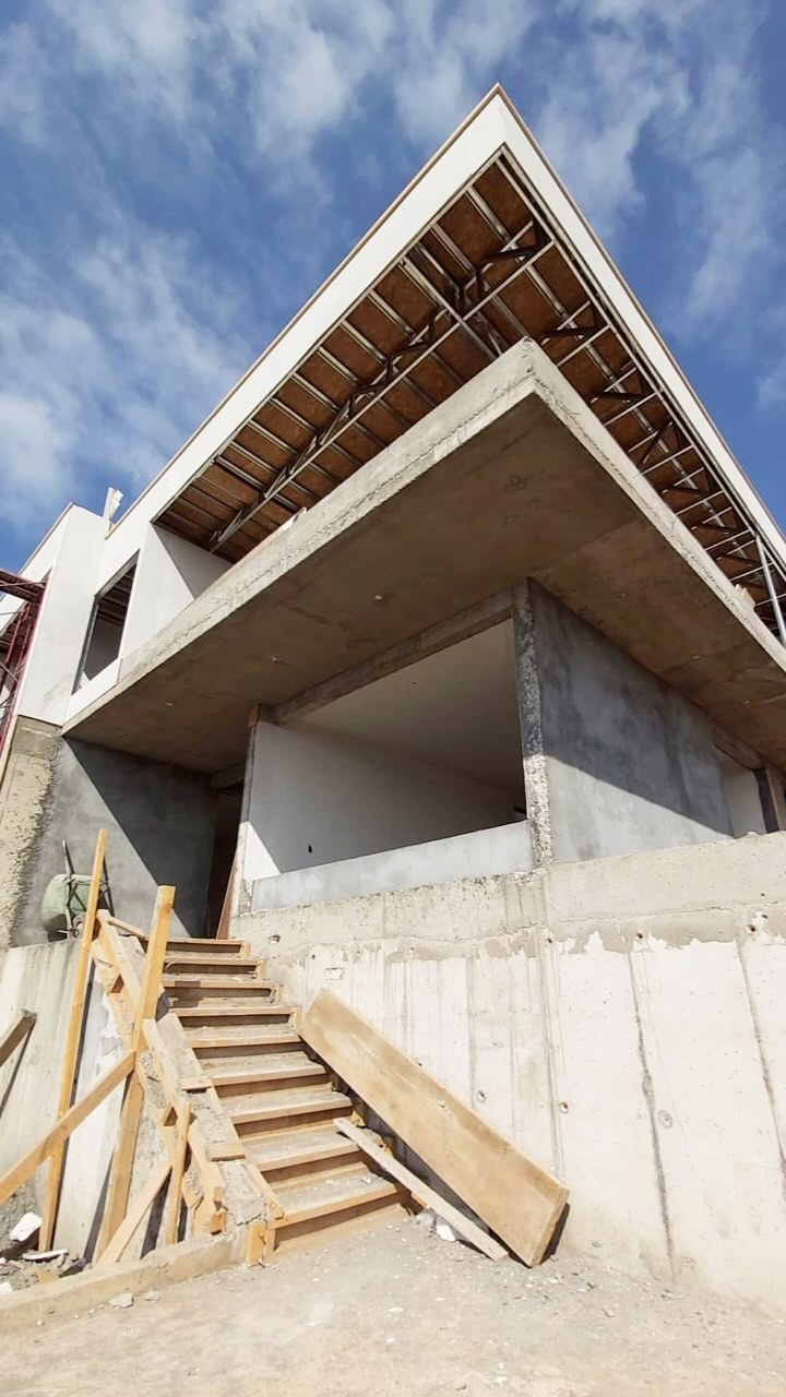 🎥✨ ¡El inicio de una nueva obra! ✨🎥
Lo mejor de diseñar es cuando la retroexcavadora empieza a mover la tierra y abre paso a la construcción. 🚜💨
En Castillo Sanzana Arquitectura Ltda, uno de nuestros proyectos más desafiantes fue la Casa Camino del Río en Idahue. Trabajar en la pendiente para garantizar que cada espacio tuviera vistas espectaculares al río Biobío fue todo un reto. 🌊🏠
Además, logramos obtener los permisos de edificación y la recepción municipal en tiempo récord. ¡Una verdadera hazaña!
Sigan atentos para ver cómo este proyecto cobra vida. 🛠️✨