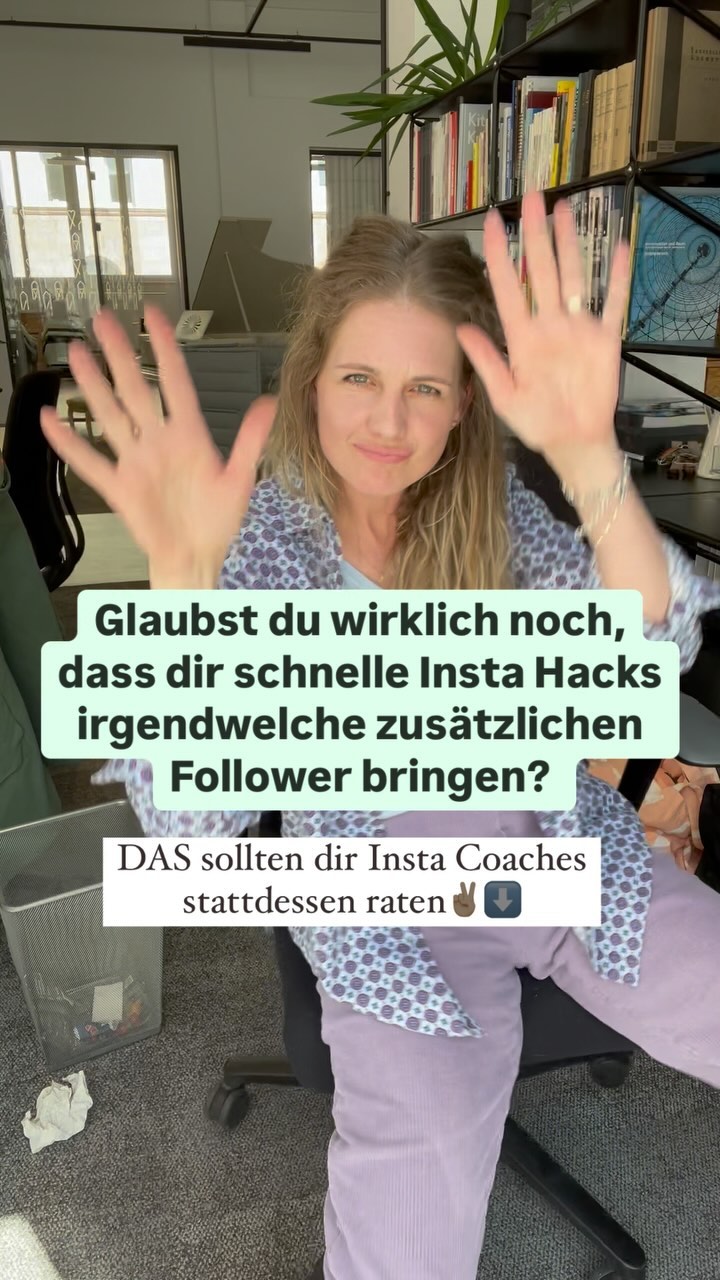 Sind wir doch mal ehrlich: Wir sind doch alles Instagram-Hack Jägerinnen 🫣
Jedes Mal wieder verleiten uns diese fiesen Hooks dazu, zu denken, man hätte den heiligen Grahl gefunden. JETZT nur noch EINEN Trick und meine Reichweite explodiert.
Und jedes Mal ist man wieder enttäuscht, dass das doch so gar nichts gebracht hat.
—
Klar klick ich auch auf solche Reels! Die Hoffnung, dass der nächste kleine Trick einfach BOOM macht, ist ja irgendwie immer dabei, oder?
Und ja, Insta-Coaches zeigen es jeden Tag mit ihren Screenshots und Erfolgsgeschichten: Es funktioniert! 🌟
ABER – ist dir schon mal aufgefallen, dass diese Erfolge oft von Profilen kommen, die schon einen ganzen Schwung Follower haben? Die wissen, was sie anbieten, an wen und wie. Bei denen ist das Fundament stabil.
Ohne dieses stabile Fundament kannst du aber die coolsten Storys stickern, trendy Musik einbauen und Reels nach jedem Hack gestalten – und doch bringt’s nichts, wenn du nicht glasklar weißt, wen du in deine Welt ziehen willst.
Hast du dir schon genau überlegt:
- Wen du eigentlich ganz konkret ansprechen möchtest?
- Wie deine Lieblingskunden ticken, was sie bewegt?
- Welche Werte und Motive ihnen wichtig sind?
- Welche Eigenschaften dir an deinen Wunschkunden wichtig sind?
Hör auf, dich mit jeder neuen „Hacking-Idee“ selbst auszubremsen. Statt deine Zeit mit neuen Tipps und Tricks zu verplempern, bau dir ein solides Marketingfundament auf! 🧱
Wenn du wissen willst, wie das geht, und eine erfolgssichere Basis brauchst, dann bist du hier auf meinem Profil genau richtig.
Freu mich, von dir zu hören! 👍
POSITIONIERUNG
BUSINESSAUFBAU
ONLINEBUSINESS
COACHINGFUERFRAUEN
CONTENTPLAN CONTENTSTRATEGIE
KUNDENGEWINNUNGONLINE
BUSINESSSTARTEN
#Positionierung #Businessaufbau #onlinebusiness #coachingfuerfrauen