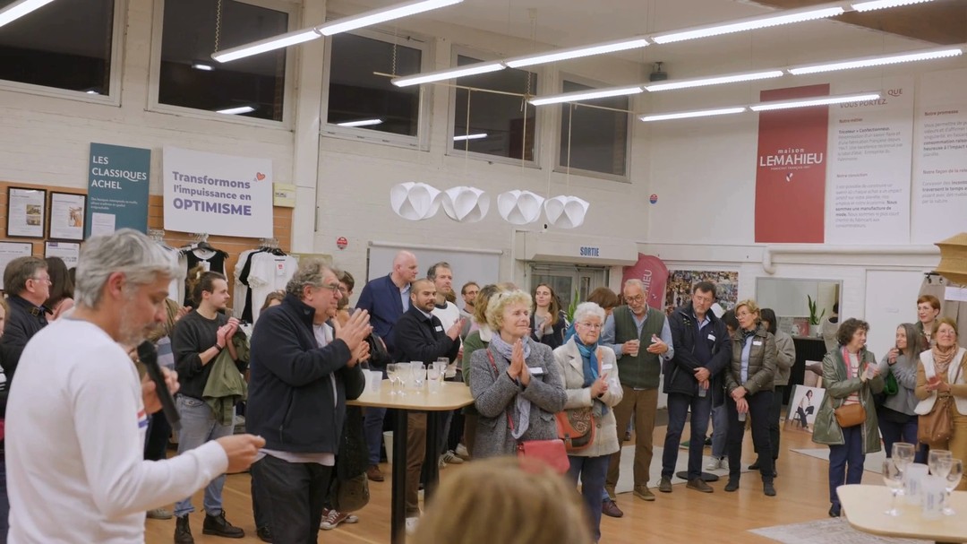 Se rencontrer 5 ans après 😍
Des Masques en Nord.
Une aventure qui marque à vie.
Des liens créés sans se connaître, à travers des écrans ou des masques.
On s'est retrouvés là où l'aventure battait son plein des années plus tôt, chez @lemahieu_fr
Et après autant de temps, on dirait que rien n'a bougé.
Ce qu'on a vécu ensemble se ressent encore si fort, à travers les regards qui en disent long, et les paroles qui touchent dans le cœur. 🤩
C'est là qu'on se dit que cet élan était tellement incroyable, qu'il faudrait recommencer.
Alors recommençons !
On sait qu'on peut le faire. On est ensemble. On est des milliers à être prêts.
Et surtout, on a déjà des raisons de s'engager.
Rejoins le mouvement Plus Personne à la Rue et participe à un nouvel élan incroyable 🙌