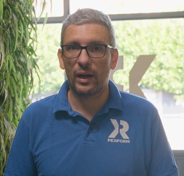 La riabilitazione in seguito a lesione muscolare è un processo che deve iniziare fin dalle primissime fasi post infortunio.
Il lavoro attivo è la principale strategia da utilizzare.
Si inizia con delle contrazioni isometriche a diverse lunghezze muscolari per poi progredire con le contrazioni concentriche ed eccentriche.
Le progressioni devono essere personalizzate in base alla localizzazione della lesione, al tipo di sport, alle caratteristiche del soggetto, al sintomo e partiranno da esercizi analitici per arrivare a movimenti funzionali alle performance sportive.
#medical #performsmc #mylifepartner