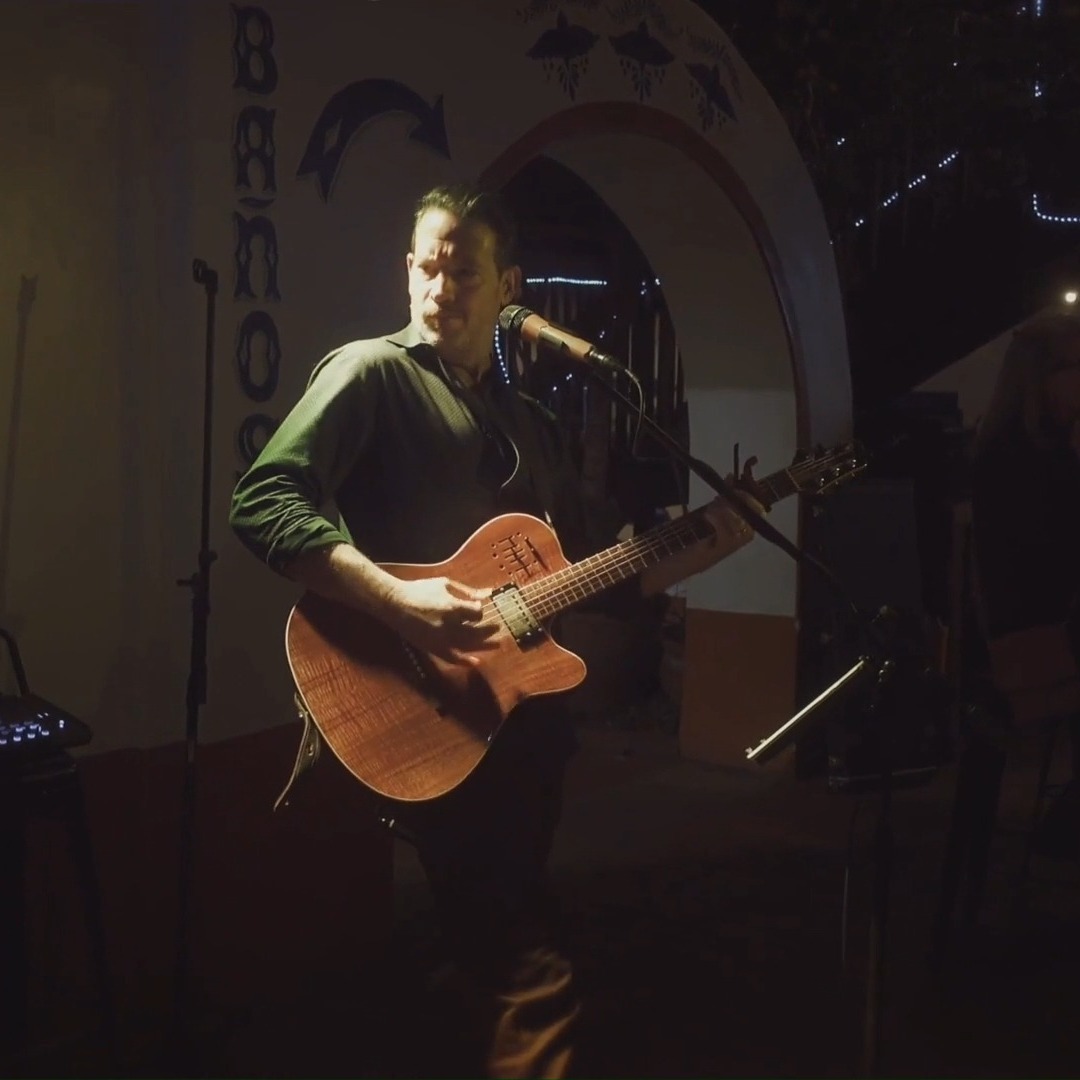 "You might get a little rock'n'roll, you might get a little country, you might get a little hip-hop, you might get a little funky!" Time to "Lift 'Em Up" at @enfuegocantina , folks! I'm back at Acoustic Wednesdays, tonight @ 6:30!! Here's a little snippet of the song I wrote about my LONG TIME residency at this little Del Mar gem!! Join us if you can!
#funindelmar
#livemusic
#originalmusic
#enfuegocantina