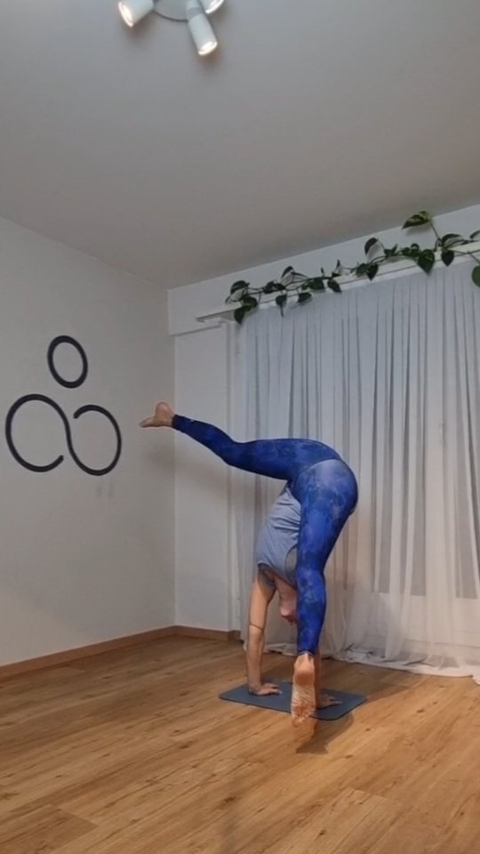 Back on the mat, doing work I don't want to do because I am lazy😅😇 But I do like ro be pushed outside my comfort zone every now and then😁 thanks @cyogalife for making me do things I wouldn't do myself and thanks @sarahblackart for suffering through with me💜
#manolayoga #yoga #yogainzürich #yogainswitzerland #swisshandstand #handstandjourney #yogaeverydamnday #upsidedown #handstandlove #yogajourney #abworkout #handstandpractice #presshandstand
