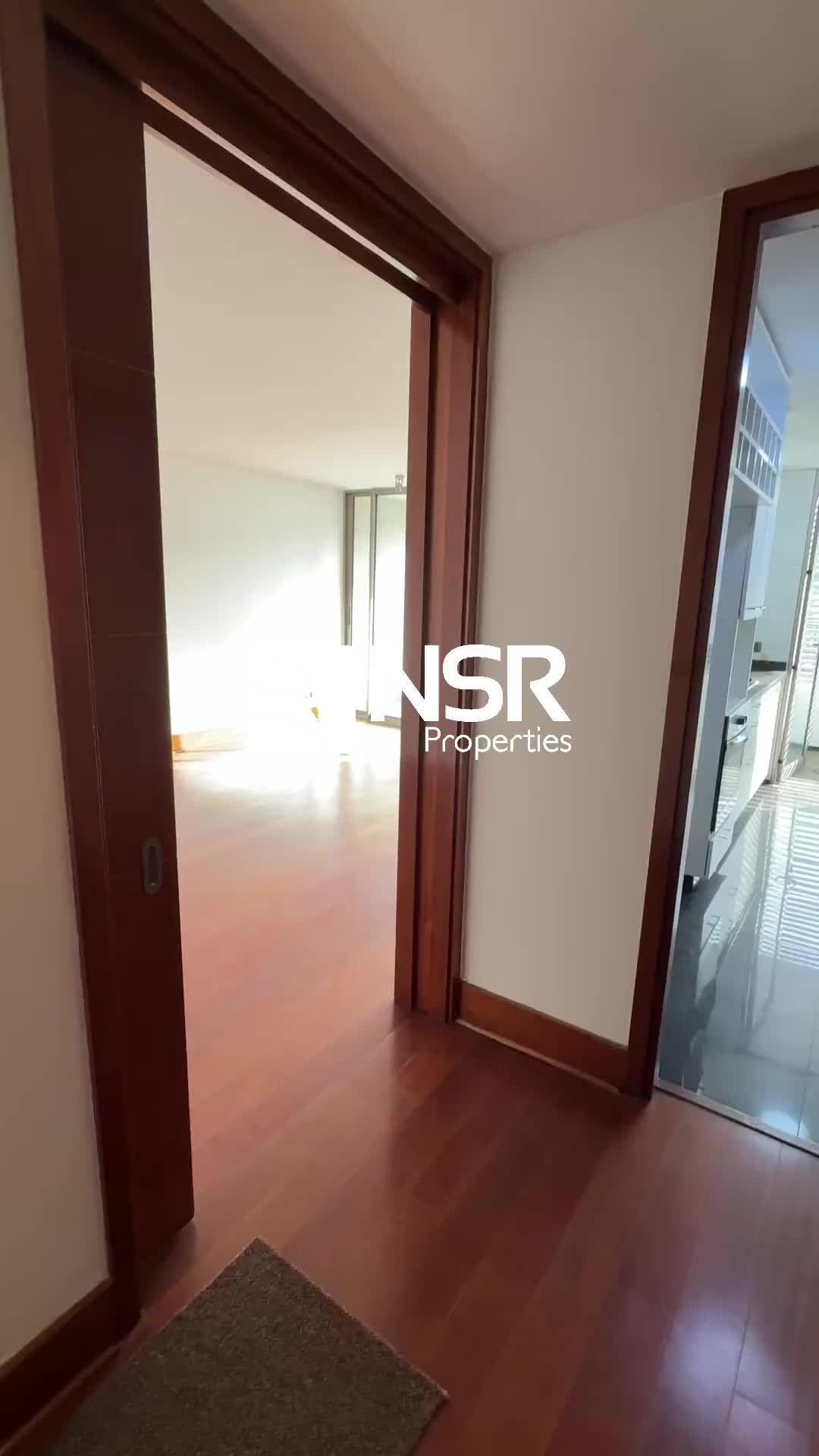 ISIDORA GOYENECHEA , BENJAMÍN, METRO TOBALABA
Ubicado en un exclusivo sector residencial con conectividad y vida de barrio, este luminoso departamento está listo para que te mudes. ¡Recién pintado y con alfombrados nuevos y a estrenar!
A 700 metros del Metro Tobalaba - MUT, con acceso a servicios, recreación, comercios y cultura.
Características principales:
• Living-comedor con salida a terraza orientada al norte. Baño de visitas.
• Dormitorio principal en suite con baño completo y walk-in closet.
• Dos dormitorios con closets + segundo baño completo.
• Cocina independiente, totalmente amoblada. Logia.
• Logia con caldera individual para agua caliente.
• Ventanales termopanel y pisos flotantes nuevos en todo el departamento
• Año del edificio: 2011
Dos estacionamientos subterráneos en tándem y bodega.
Áreas verdes, piscina, salón de eventos, sala de reuniones, gimnasio, estacionamientos de visitas.
Se admiten mascotas con un refuerzo de la garantía de arriendo.
SE ENTREGA RECIÉN PINTADO Y CON LAS ALFOMBRAS NUEVAS!!
Listo para habitar. Agenda tu visita y descubre tu próximo hogar.
Cinthia García +569 5879 4057