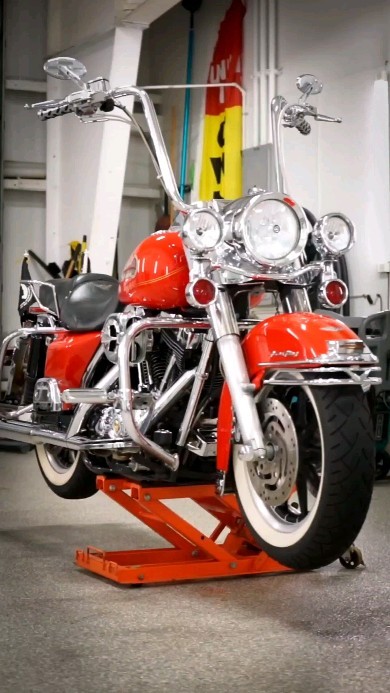'03 Harley Davidson FireFighter Edition getting cleaned up and polished
#harleydavidson #harley #motorcycle #orange #red #paint #specialedition #firefighter #detailing #polish #paintcorrection
📷 : @driven_classy
