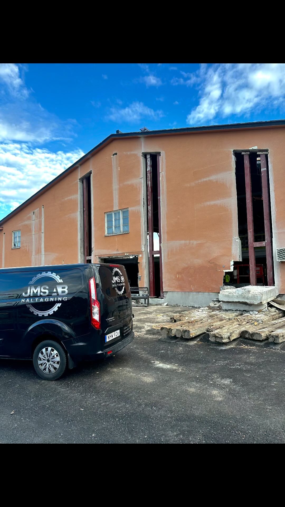 Först bort med betongbalkarna för att sedan öppna upp slitsarna för avväxling innan fasaden ska ned. #fredag