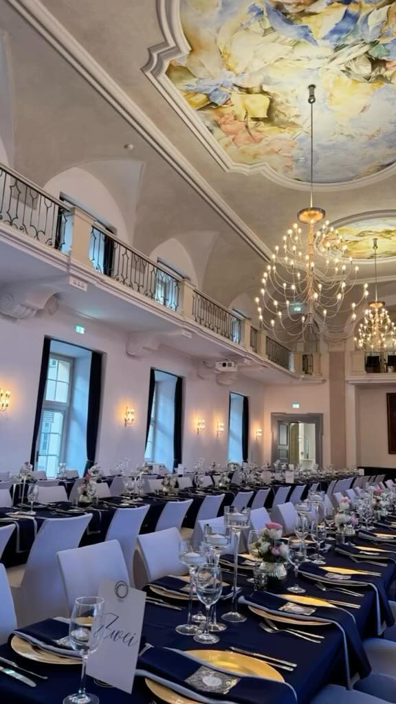 ✨ Dekoration in Rosa, Blau, Gold & Weiß ✨
Eine Farbpalette, die jede Veranstaltung in einen Traum verwandelt:
🌸 Rosa – Die Farbe der Zartheit und Romantik. Sie schafft eine warme und einladende Atmosphäre und verleiht deinem Event einen Hauch von Verspieltheit.
💙 Blau – Symbolisiert Ruhe und Eleganz. Es bringt Tiefe und Harmonie in die Dekoration, perfekt für ein ausgeglichenes Ambiente.
🌟 Gold – Der Inbegriff von Luxus und Glamour. Die goldenen Akzente setzen strahlende Highlights und verleihen deinem Event eine majestätische Note.
🤍 Weiß – Die zeitlose Basis. Weiß steht für Reinheit und Frische und verbindet alle Farben zu einer harmonischen Einheit.
Mit Rahsan Dekoration wird diese Kombination nicht nur stilvoll, sondern auch unvergesslich umgesetzt!
💬 Welche dieser Farben spricht dich am meisten an? Schreib es in die Kommentare!
📌 Dein Anlass. Deine Vision. Unsere Dekoration.
#RahsanDekoration #DekorationMitStil #RosaBlauGoldWeiß #EventDesign #FestDerSinne##RahsanDekoration
#EventDekoration
#RosaBlauGoldWeiß
#Hochzeitsdeko
#EleganteDekoration
#LuxusEvent
#DekorationMitLiebe
#RomantischeDeko
#IndividuelleDekoration
#FestDerSinne
#EventPlanung
#DekorationMitStil
#BlumenUndDesign
#ExklusiveDekoration
#dreamevent