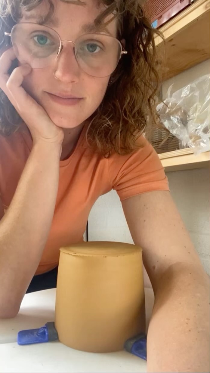 Trimming trimming trimming those last pieces for the @amsterdamceramicsmarket next weekend! Will I see you there?
@studiopansa #amsterdamceramics #amsterdamceramicsmarket #pottery #potterywheelthrown #slipcastceramics #slowmadegoods #handbuildingwithclay #amsterdammarket