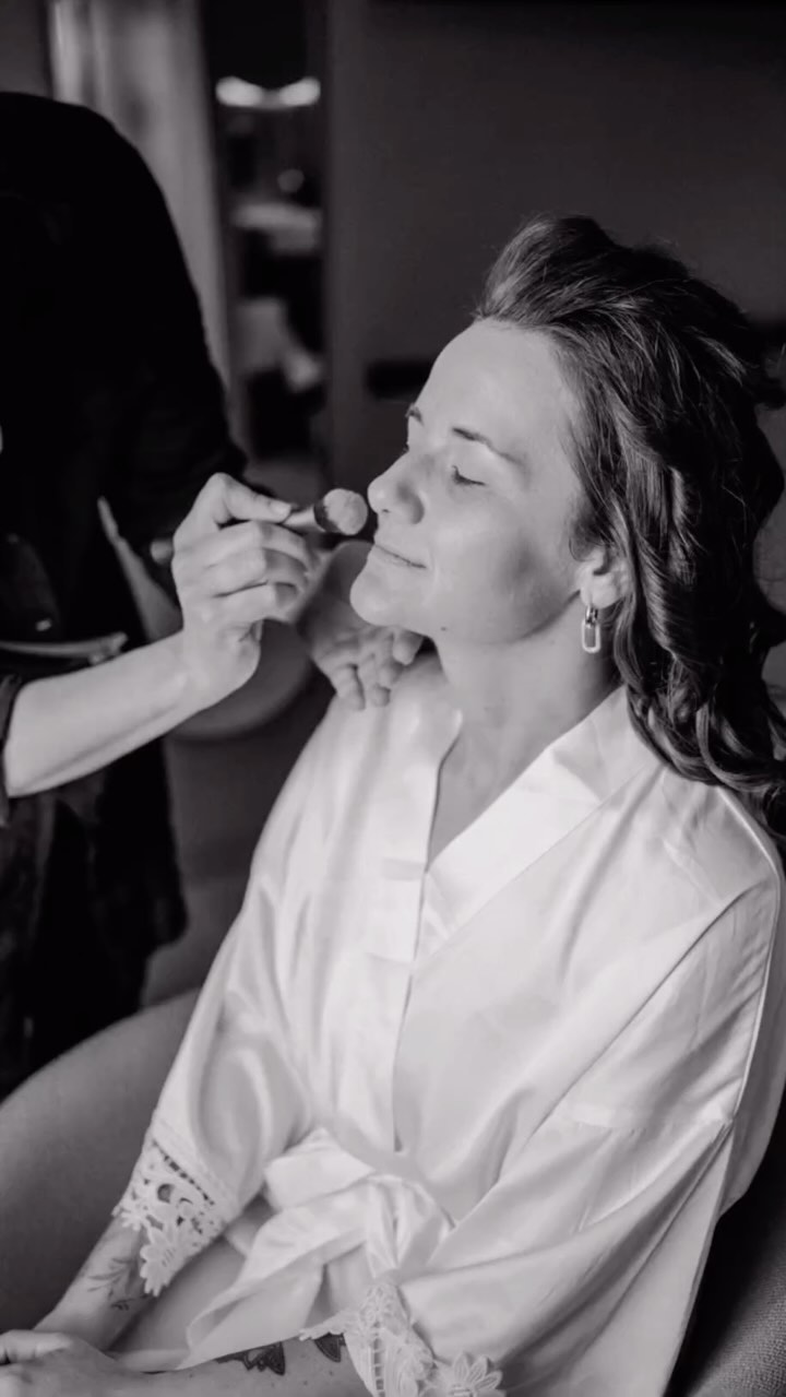 Ein Riesen DANKE an den @suedspeicher der so kurzfristig und mit ganz viel Liebe uns eine so großartige Location für das Getting Ready geboten hat! Wir haben uns so wohl bei euch gefühlt! Danke für euren Part den ihr für diesen Tag übernommen habt!
Und jetzt möchte ich euch ein paar Worte zu @madeleinehahnefeld hier lassen! Madeleine ist erst vor kurzem nach Kappeln gezogen. Kommt ursprünglich aus Niedersachsen und wir wollten ihr die Chance geben hier gut Fuß zu fassen. Was soll ich sagen, Madeleine ist eine so unfassbar tolle Frau! Mit einer Ruhe und voller Herzlichkeit wird sie dir als Braut ein ganz besonderes Getting Ready bereiten. Ich kann Madeleine nur von Herzen empfehlen und hoffe, dass sie hier im Norden noch ganz viele Bräute ganz doll glücklich machen darf! 🤍
Schön, dass du nun zu unserer „Dienstleisterbubble“ gehörst liebe Madeleine!
#gettingreadyforwedding #gettingreadyfotografie #braut #hochzeitsfotograf #hochzeitkiel #hochzeitlübeck #hochzeithamburg #hochzeitlüneburg #hochzeitschleswigholstein