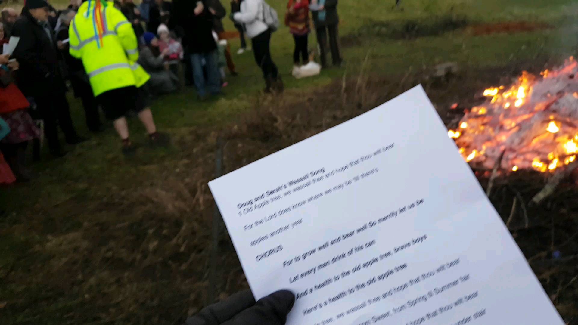 Wassail @hollybushinnmakeney today .. blessing of the apple orchard and scaring away any nasties to ensure an abundant harvest this year.
Never had mulled cider before .. very nice, and cheers.
#wassail #cider #blessingtheorchard #derbyshire #applesforcider