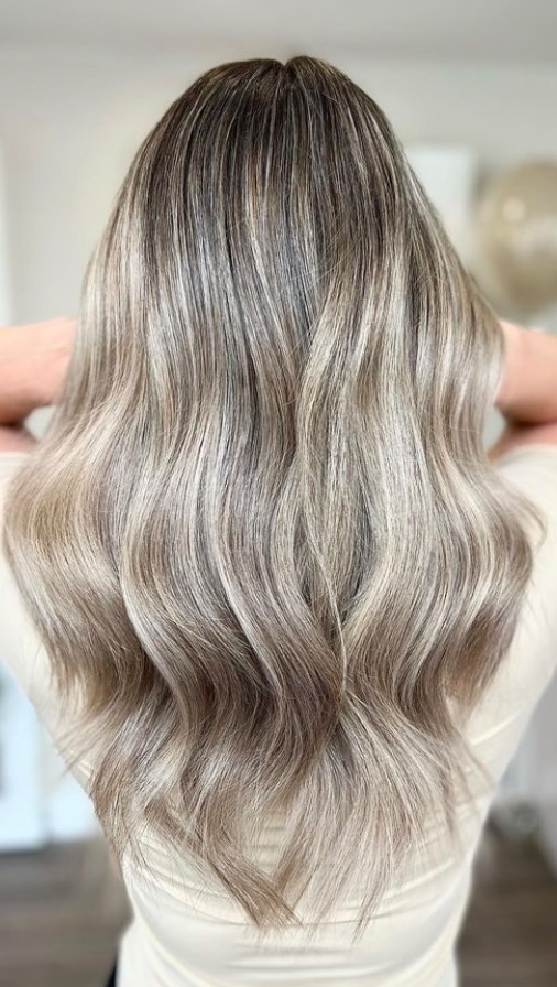 ITS GIVING LIVED IN BLONDE VIBEZ…
@redken Flash Lift with Bonder Inside + Shades EQ for the ultimate lift and tone blonde recipe.
Created by @jessblendsalon Stylist at Blend Salon ✨
#blendsalon #blendsalonderby #redken #derbysalon #redkensalon #redkenobsessed #redkenflashliftbonderinside #redkenshadeseq #behindthechair #redkenbtc #redkenready #redkenartist