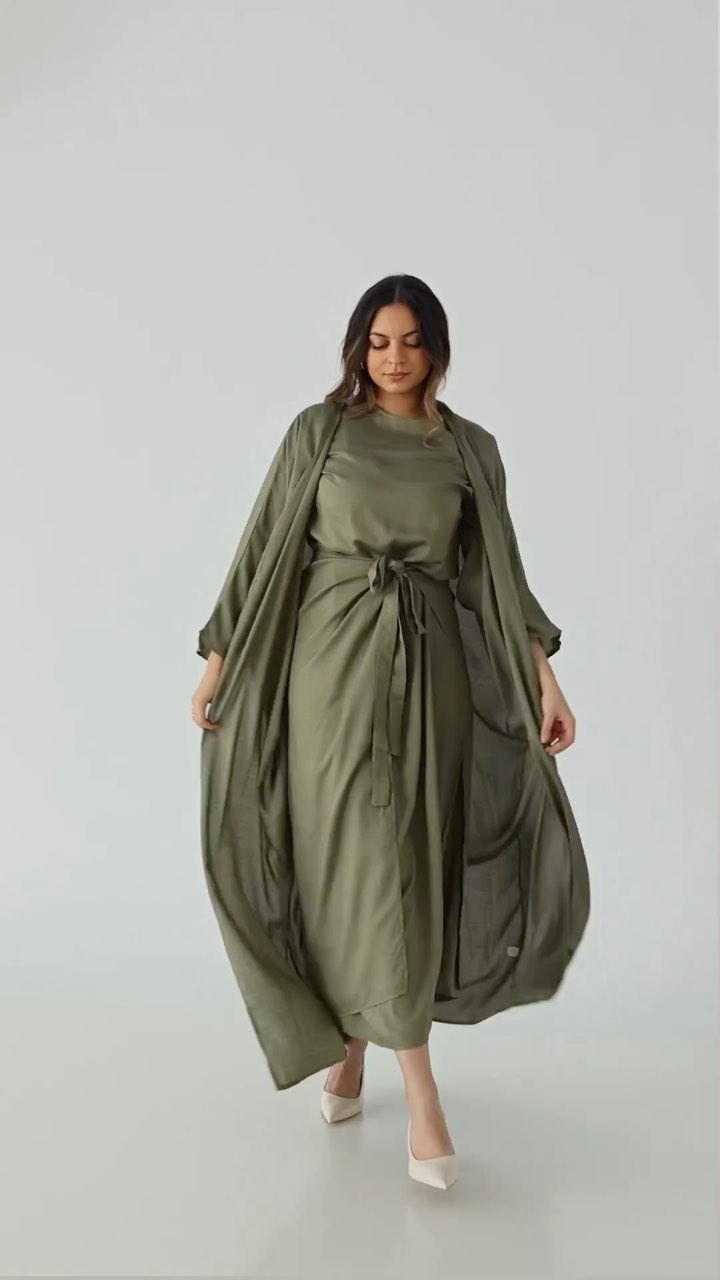 ✨ Découvrez notre nouveau design de robe 3 pièces chez Mode & Hijab ! Cette tenue est ultra-tendance dans la mode modestie, avec sa robe manches longues et évasée offrant une grande liberté de mouvement tout en restant sophistiquée. Le tablier inclus permet de cintrer la taille pour une silhouette plus ajustée. En prime, une abaya en forme de chauve-souris ajoute une touche unique à cette tenue. Fabriqué à partir de coton mélangé, notre tissu est doux, confortable et facile à entretenir.
#ModeHijab #NouveauDesign #ModeModestie #Coton #Robe #montreal #abayafashion #fashionmodesty #modestfashion #eidcollection #eidoutfit #eid