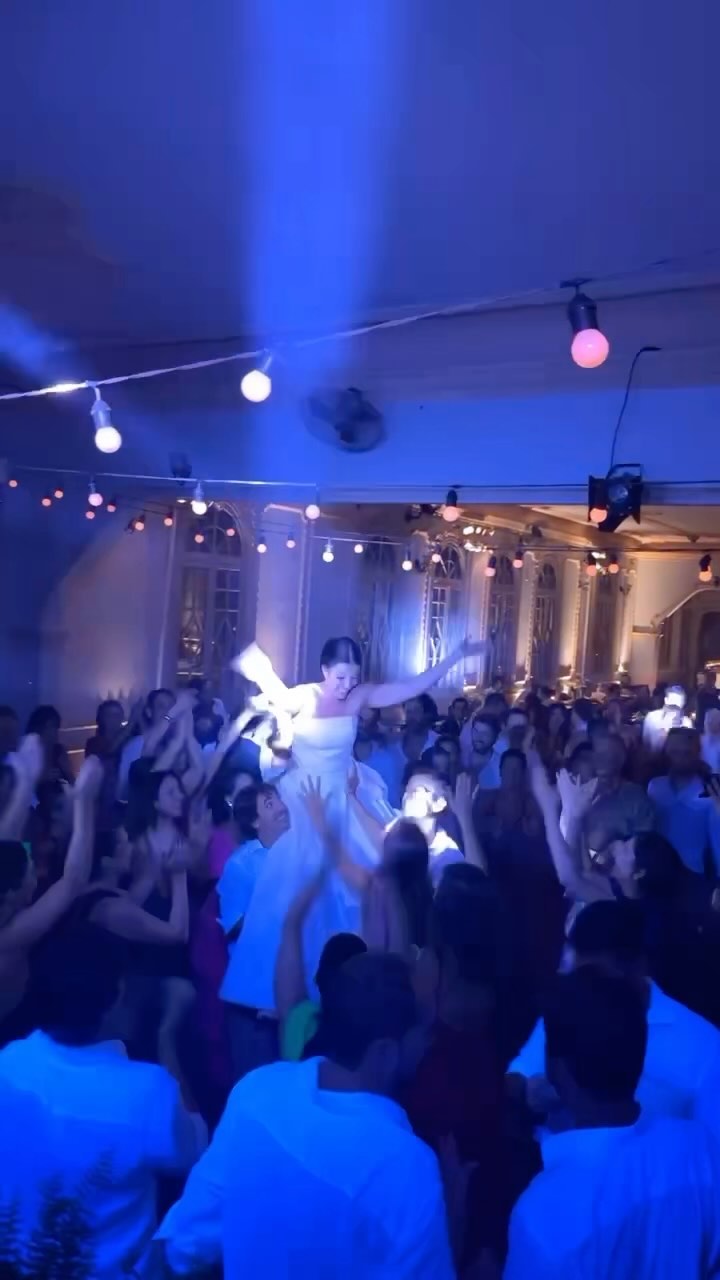 2024 começou com tudo 🎉🥳🍾
Nosso muito obrigado aos noivos pela confiança e por ter nos escolhido!
equipe de fornecedores:
Som e iluminação: @mdeventosproducoes
Assessoria: @casaroseiral
Local: @uniaofraternasb
Dj: @caioformiga
Banda: @xepasounds
Decor: @buenosartfloral
Foto: @rafaelbigarelli
Filme: @thzfilmes