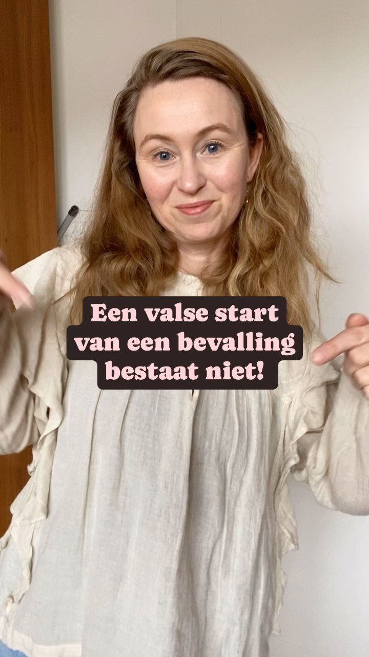 Je bevalling zet niet door, why?? ⤵️
🤰Het wordt vaak een valse start genoemd: je zit al even in de weeën en je bent hoopvol, zou dit de dag zijn dat je je kindje ontmoet? En dan opeens houdt het op, de weeën zetten niet door.
Een valse start?❌
Nee hoor, ik noem het liever warmlopen. 🏃🏼♀️Er gebeurd altijd iets is je lijf! Je lijf maakt zich vast op voor de grote wedstrijd. Misschien is je baarmoedermond al een beetje aan het verstrijken. Of heb je al een beetje ontsluiting.
➡️Het kan best even een tegenvaller zijn als je bevalling niet doorzet. Maar het is geen valse start, je hoeft niet weer bij nul te beginnen en je hebt ook zeker wat werk al verricht. Als je een marathon gaat rennen, heeft je lichaam ook wat training nodig toch?
Het belangrijkste wat je nu kan doen? ⤵️
Relax, rust en eet! Zodat je straks uitgerust en gevoed aan de grande finale kan beginnen.
You’ve got this mama! 👩
#bevalling #valsestartbevalling #baring #baby