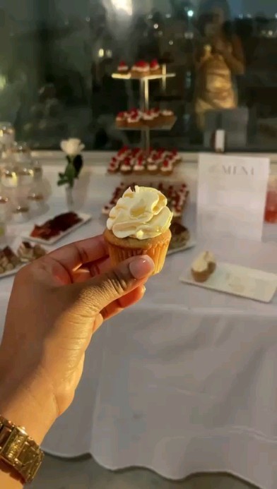 Happy Monday from A Honey Maple Brown Sugar Cupcake!
.
Our Christmas Menu will be out this weekend 💕
-🎨-
-😎-
-🎂-
#loungincake #loungin #createchillcake #ediblecreationsforall