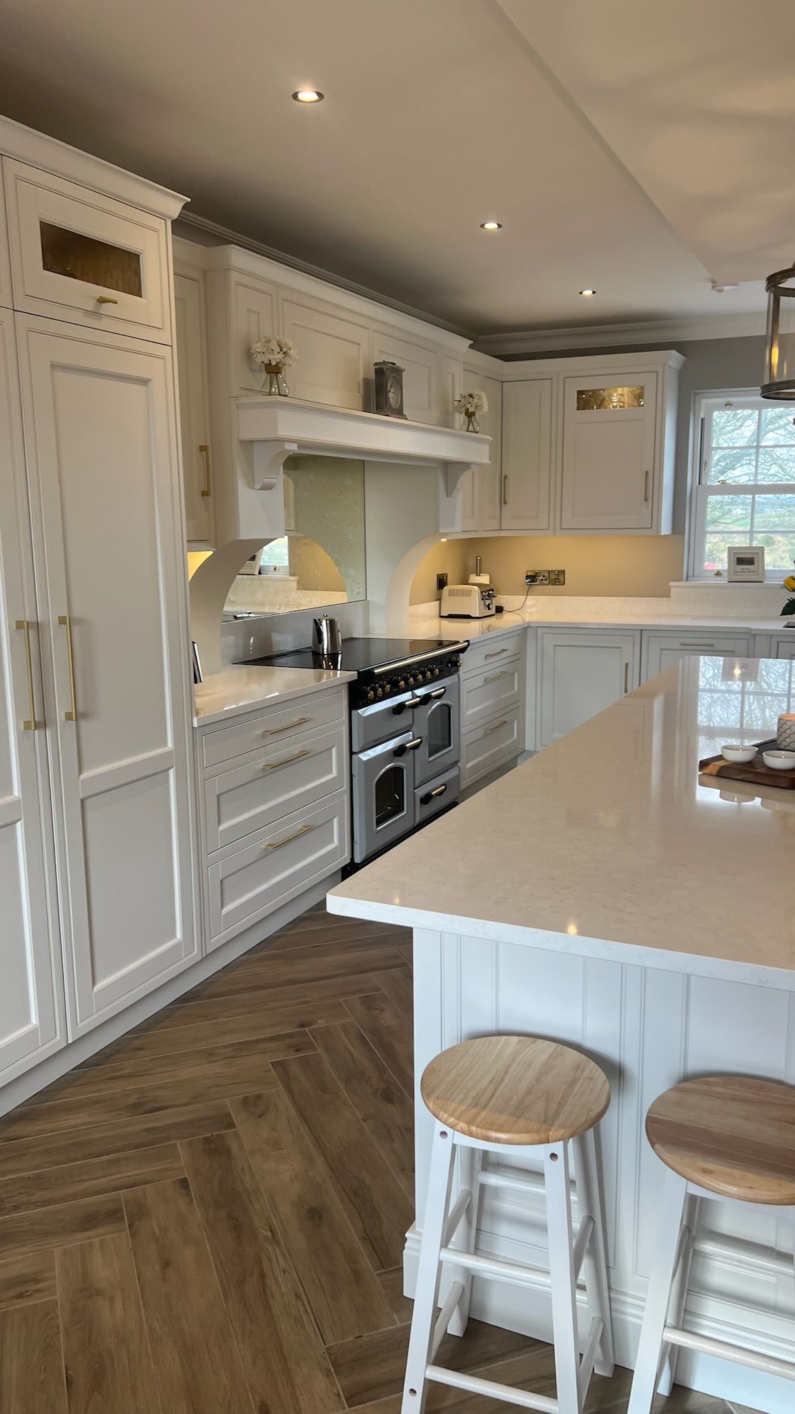 𝚃𝚑𝚊𝚝 𝚒𝚗𝚏𝚛𝚊𝚖𝚎 𝚍𝚎𝚝𝚊𝚒𝚕😍
Get in touch via:
Telephone: 02867721919
Email: sales@dunlopkitchens.co.uk
Or Message us on Facebook or Instagram ✨
#wevetfarrowandball #wevet #whiteinframe #whitekitchen #rangemaster #classicdeluxe
#luxe #kitchendesign #newbuild #dunlopkitchendesign #northernirelandhomes #kitcheninspo #whiteinteriors #home #white #kitchen #homedecor #home #details #inspiration #northernireland #homestyle #homedecoration #openplankitchenliving #kitchensofig