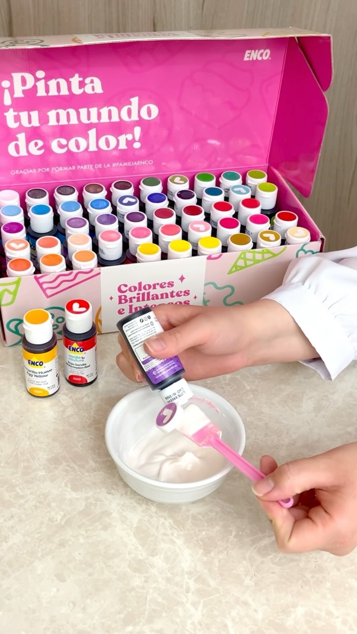 Ya está aquí el nuevo KIT 50 COLORES @encoalimentos 🤩🙌🏻
La caja está súper bonita 😍 muy resistente ya que tiene un plastificado brillante que la hace perfecta para mantener organizados nuestros colorantes. Incluye la guía de combinaciones, la de tonalidades y unas lindas calcomanías.
Los colorantes son de excelente calidad para pintar buttercream, crema, merengue, royal icing y hasta chocolate combinándolo juntos con el chocoaditivo ENCO.
Así que este kit es perfecto 🤩 se los SÚPER RECOMIENDO 👌🏻