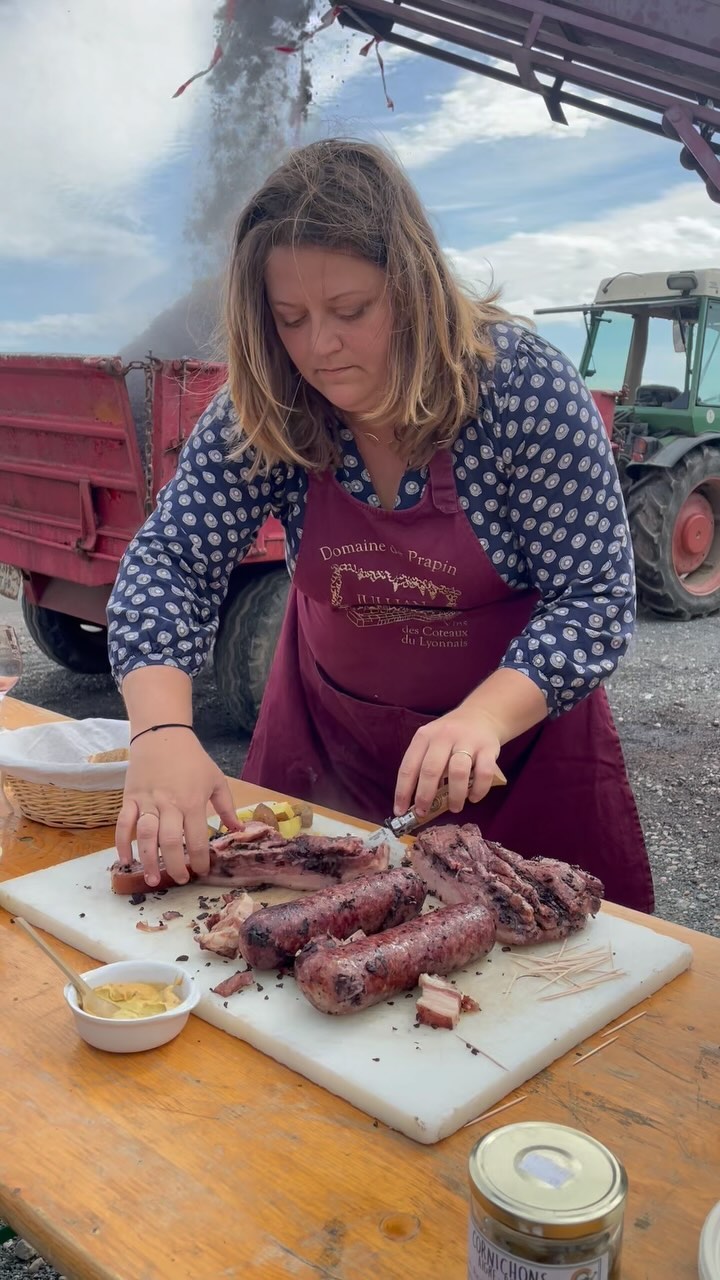 💨Casse-croûte à l’Alambic🍇
Ce matin le @domainedeprapin nous invitait à un casse-croûte convivial pour fêter la fin des vendanges🎉
Pascal, distillateur ambulant des Monts du Lyonnais @distillerie_nalin nous a régalé de victuailles cuites dans son alambic 😋
Un beau moment partagé, merci pour l’organisation Lucie et Pierre ! ✌️
#domainedeprapin #coteauxdulyonnais #alambic #distillerienalin #cassecroute #gamay #chardonnay #lyon #restaurant #caviste #bouchon