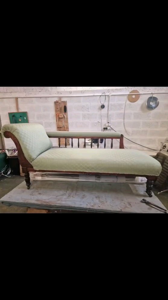 Lovely little chaise for @helen_chick_ material supplied by Helen. #monday #mondaymotivation #mondaymood #interiordesign #home #uk #upholstery #fabric #mondayafternoon
