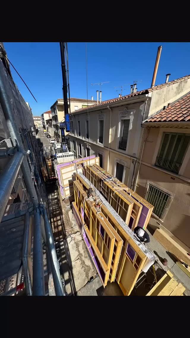 🌱Voici la jolie surélévation du collège Saint Jean Baptiste de la salle à Nîmes 🌿 #bois #gard #herault #ossaturebois #charpente #architecture #plan #maisonossaturebois #collegesaintjeanbaptistedelasalle #bois #charpente #architecture #maisonossaturebois #bardage #