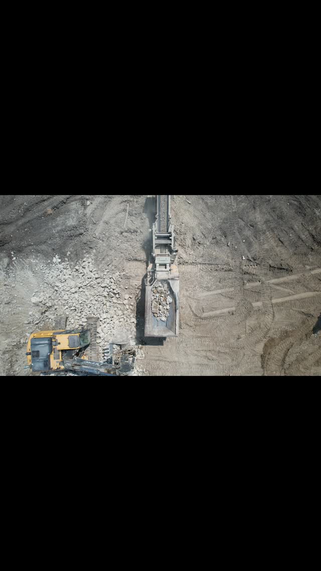 Concrete crushing 💪
This farmer was able to reuse his old foundation and Silo, and use it as fill for his new build.
#crushing #concretecrushing #rubblemaster #deere #hitachi #recycledconcrete #fill #dairyfarmer #dairyfarm #dairybarn #Klompsinc #demolition