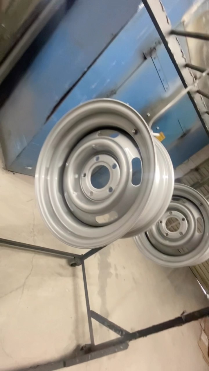 In this reel we are shooting clear over heavy silver on some steel wheels 🔥
.
.
.
.
.
#custompowdercoating #powdercoatinglife #powdercoatedyeti #powdercoatservice #powdercoatnation #powdercoatingbusiness #powdercoatedfurniture #powdercoatitperfectly #powdercoatedwheels #powdercoatnation #powdercoatingservices #powdercoatingservice #powdercoated #powdercoating #powdercoatedmetal #powdercoatporn #powdercoatedsteel #powdercoatingporn #powdercoatedrims #powdercoateverything #powdercoatit #powdercoatlife #needpowdercoating