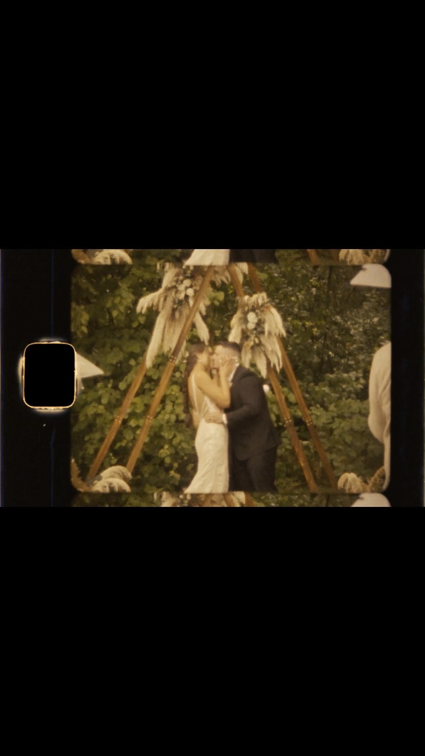 That ✨just married✨ kinda feeling!!
#justmarried #couplesgoals #super8film #super8wedding #filmphotographer #filmweddings #film #fallweddings