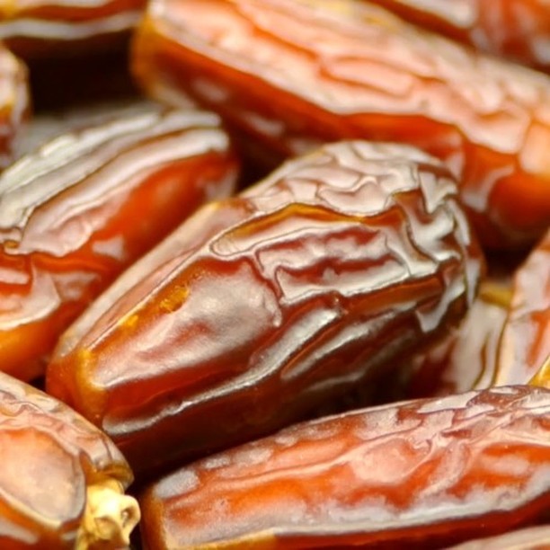 Did you know that dates are the ultimate MVP in vegan baking?
.
Dates are nature's candy, packed with fibre, vitamins, and all the goodness your body craves. Finally, a safe way to indulge our sweet tooth ✨
#SweetTalk #SweetSequel #PlantPowered