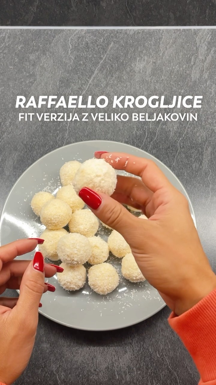 🥥PROTEINSKE RAFFAELLO KROGLICE 🥥
Jaz obožujem vse kar je povezano s kokosom.😋 Najbolj od bonbonier mi je všeč Rafaello, zato sem si ga pripravila v bolj ‘fit’ verziji.
SESTAVINE:
* 380g proteinskega pudinga (idealno 200g vanilije in 180g kokosa)
* 260g kokosove moke: 200g v maso in 60g za posip
* cca 20g mandljev oz. kolikor bo nastalo krogljic
PRIPRAVA:
1. V posodo dodamo proteinski puding (okus vanilije in kokosa) in kokosovo moko. 2. Vse skupaj zmešamo, da se sestavine povežejo. 3. Iz mase oblikujemo majhne kroglice in notri v vsako ‘dodamo’ 1 mandelj. 4. Kroglice na koncu povaljamo po kokosovi moki.
Mjsami! 🤤Okusne, beljakovinsko bogate, nič dodatnega sladkorja + zelo hitro pripravljene. Pa samo 3 sestavine potrebuješ za pripravo.🤷♀️
Shrani si objavo in si jih v naslednjem tednu pripravi tudi ti. Lahko jih vzameš tudi v službo.
Bejbe, želim vam lepo nedeljo se naprej.✨