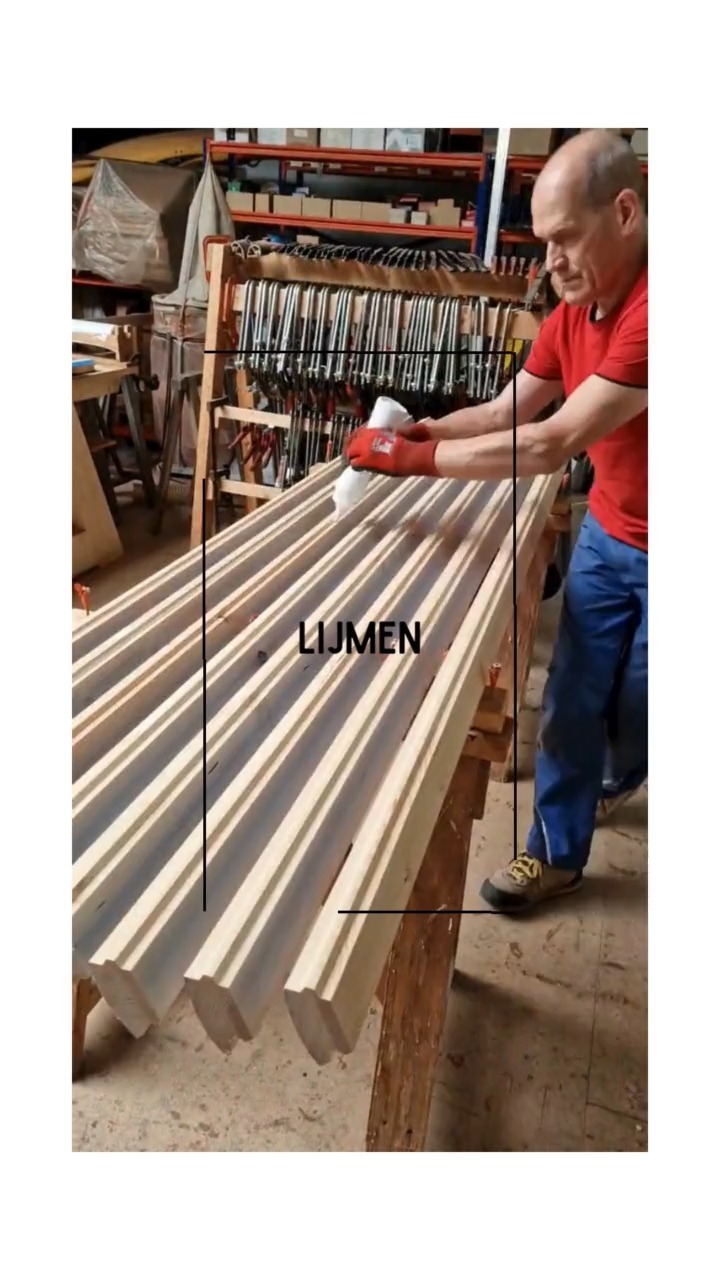 Ik ben erg onder de indruk van je werk met holle kolommen!
Ze zien er echt gaaf uit en als bouwkundig restaurateur weet ik dat het eigenlijk een vrij oude techniek is om holle houten kolommen te maken, en die ook goed past in moderne huizen.
Als ik naar uw projecten kijk, heb ik één belangrijke vraag:
❔ zijn uw holle paaloplossingen voorzien van ventilatie❔
Ik bedoel, als je die metalen schoenen gebruikt, zie ik geen ventilatie-inlaat-/uitlaatgaten?
Als je de palen binnenshuis of in een mild en relatief droog klimaat gebruikt, denk ik dat dit geen noodzaak is.
Maar waar ik woon, in Estland, is het erg nat en het grootste deel van het jaar koud.
Ik zie dus veel rotting met houten details aan de buitenkant. Sommige historische paviljoens met houten kolommen die we hier in landhuisparken hebben, worden na ongeveer elke twintig jaar herbouwd, alleen maar omdat de kolommen doorrotten.
En in de regel zijn ze niet hol en hebben ze ook geen ventilatie om het opgehoopte vocht te laten uitdrogen.
Ik schrijf u omdat ik een reconstructie van zo'n paviljoen aan het plannen ben en nieuwe holle houten kolommen wil implementeren die op metalen paalschoenen staan, alleen denk ik dat enige ventilatie verplicht is, dus ik zoek naar mogelijke oplossingen.
🌳🌳🌳
Deze leuke vraag kregen we eind 2022 binnen vanuit Estland.
Spek naar onze bek.
Door kort op de bal te spelen met ons advies op maat en door deze vraag van dichtbij op te volgen, viel de bestelling enkele weken geleden in de bus.
🌳 De 12 holle kolommen die conisch eindigen, worden geproduceerd as we speak.
Als afwerking krijgen ze overlangse ingefreesde groeven.
Binnenkort delen we het voorlopige eindresultaat.
Eenmaal in Estland aangekomen, krijgen ze nog een mooie witte eindlaag.
Plant dus zaadjes.
Geef aanhoudend advies.
Wees geduldig.
De juiste mensen zullen je vinden.
🌳🌳🌳