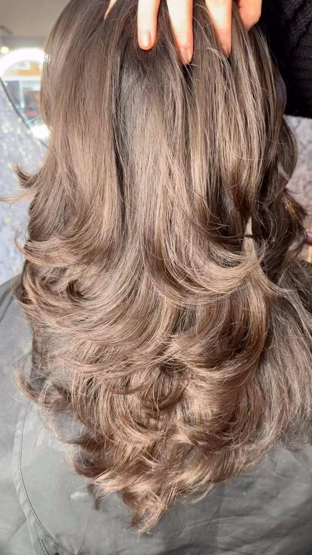 The beauty is in the detail! Behold this stunning butterfly cut, boasting bouncy texture, perfect framing, and effortless flow and movement. It’s all about those intricate touches that make every strand flutter!! #butterflycut #textured #layered #stunning #blowout #waves #bounce #w389 #stunningbab #birminghamhairstylist