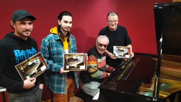 Remise des diplômes pour Guillaume, Gabin, Jacques, et formidable moment passé avec Bernard Mazauric (groupe GOLD). Fin de formation Technicien son au studio Producson à Toulouse.
Merci pour ces agréables partages.
#studiodenregistrement
#studioproducson
#formationaudiovisuelle
#formationprofessionnelle
#technicienson
#ingenieurduson
#groupegold