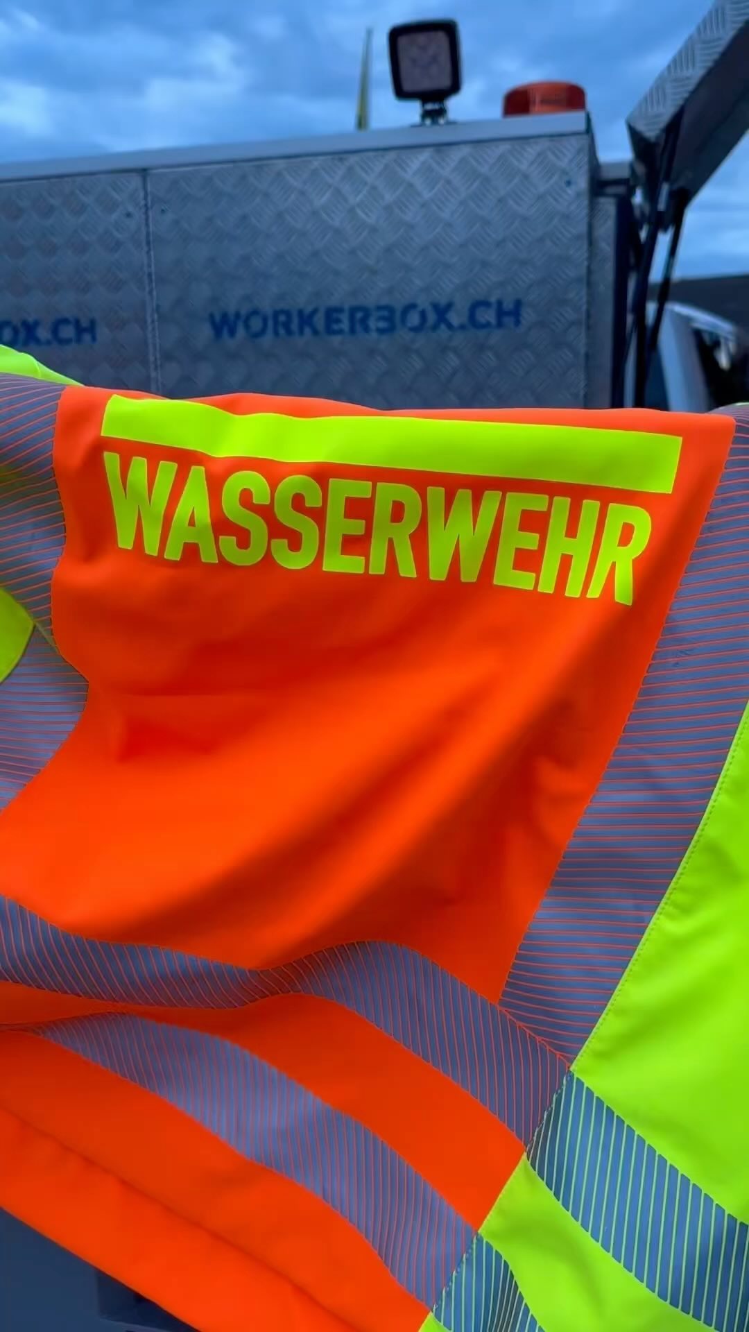 Wasserwehr-Übung mit der Feuerwehr! 💦🚒 Mit der Floodsnake und den Floodfence von vogt tools. In weniger als 2 Minuten installiert, schützt die 10m Floodsnake effektiv vor Hochwasser und starkem Regen. Auch die Floodfence-Module überzeugten die anwesenden Feuerwehrleute durch ihre einfache und effiziente Einsatzmöglichkeit.
Wie bereitet ihr euch auf Hochwasser und Starkregen vor?
#Hochwasser #Wasserschutz #Feuerwehr #Übung #Floodsnake #Floodfence #VogtTools #Katastrophenschutz #Notfallmanagement #Einsatzkräfte #Starkregen #Umweltschutz #Wasserwehr #Flutschutz #Training #Feuerwehrleben #Feuerwehrfamilie #Sicherheit #Einsatzbereitschaft #Wetterwarnung