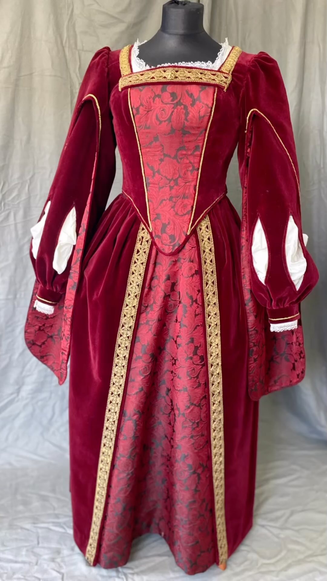 Anfertigung eines Kleides von 1640