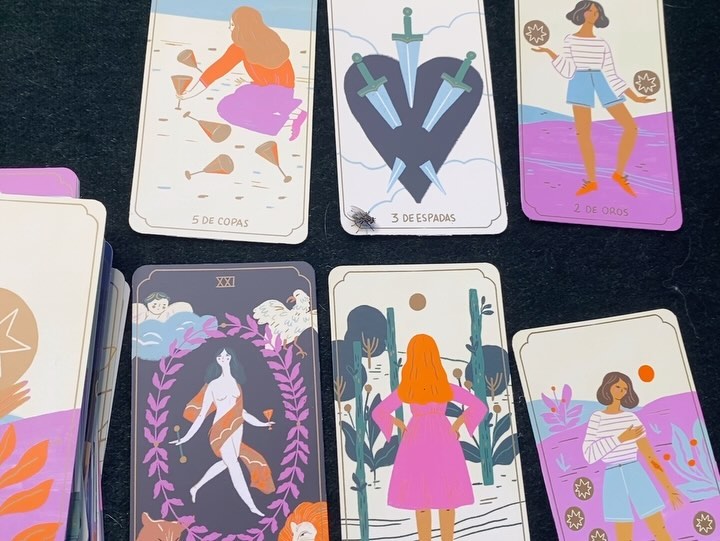 Cuando “Magas ilustradas” entra en acción 😂 🪰
Me pasó hoy en una lectura, justo sobre el tres de espadas 💘 No me di cuenta hasta hace un momento que quedó filmado, fue una coincidencia total que me puse a filmar para revisar la luz. ¿Qué mensaje querrían transmitirme? 🤷♀️
.
.
.
.
.
#mosca #tarot #tarotreadings #tarotcards #magasilustradas #magasilustradastarot #frecuenciamistica #tarotonline #lecturasdetarot #tarotterapeutico #tarotholistico #tarotenlinea