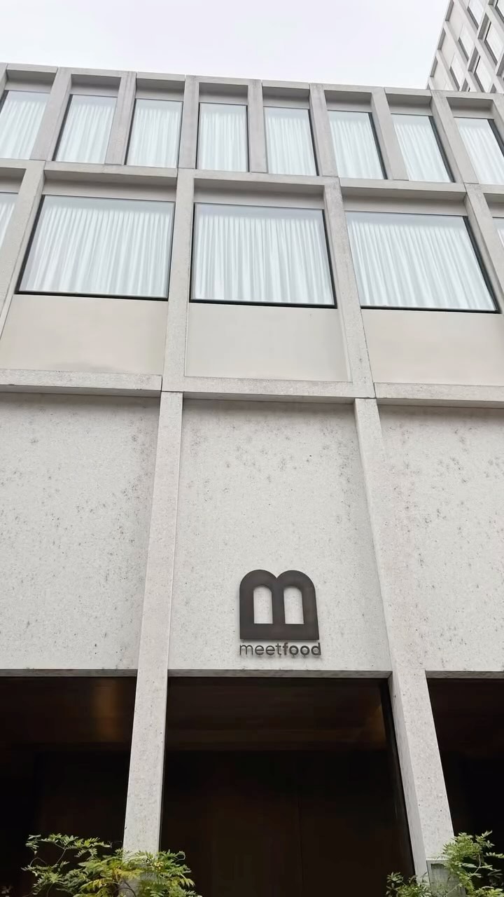 Store checks are the best 🫶🏼 @bridgezurich 🛍️🛒🍫 #zazsnacks #veganchocolate #plantbased #snacks