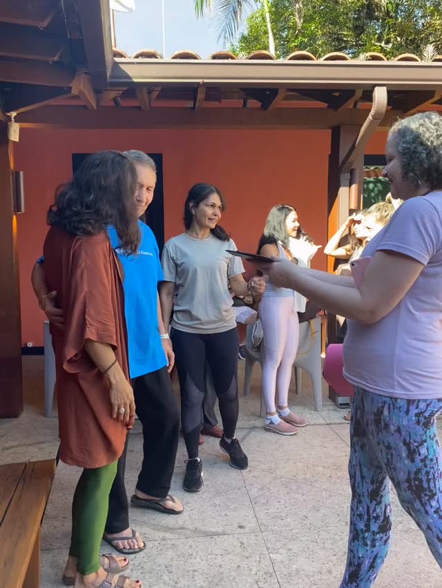 Aquí con sus admiradoras brasileñas después de la clase de cierre de Yoga for Life en el @paratyyoga_festival @gustavo_ponce_yogashala #yogaforlife