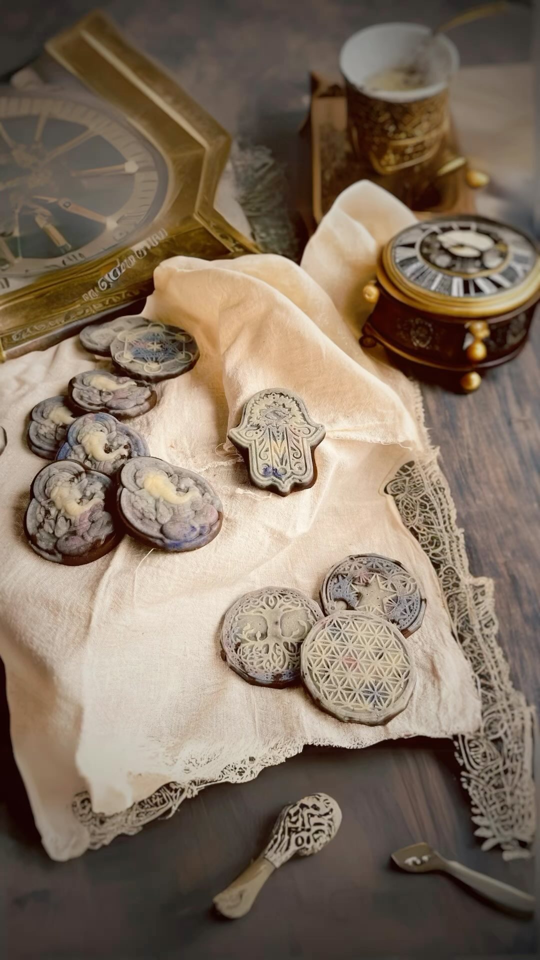 〜 𝑴𝒐𝒐𝒏 𝑯𝒆𝒂𝒍𝒊𝒏𝒈 𝑬𝒏𝒆𝒓𝒈𝒚 〜
月の癒しのエネルギー
11月16日 6:29
おうし座 満月 (ビーバームーン)◯
𓃬 ビーバームーンの
ヒーリングローチョコレート𓃻
おうし座の満月は、
「豊かさ」、「安定」、「感謝」
をテーマにしています。
このエネルギーは、
私たちに日常の小さな幸せや豊かさに目を向け、大地と深くつながる感覚を与えてくれるでしょう。
今回もヒーリングローチョコレートには、
このおうし座満月のエネルギーをしっかりと込めました。
一口食べるごとに、
体だけでなく心もじんわりと癒され、
満ち足りた感覚を感じられるように仕上げています。
【おすすめの楽しみ方】
1. 静かな時間をつくり、一息つきながら召し上がってください。
2. 食べる前に「自分に豊かさを許します」と心の中で唱えてみましょう。
3. 大切な人との時間や、満月の光を感じるひとときのお供にもどうぞ。
この満月のエネルギーが、あなたの心に安らぎと幸せを運びますように✨ ✧
º· .•*¨✼ºᵒ••ᵒº° ˚°ºᵒ••ᵒº.✼¨*•.* ゚
次回は
12月1日 15:22
いて座 新月☽
《光のRawチョコレート販売》
※お渡しは翌日以降となります。ご了承ください。
月の光に繋がって
魂を癒しと覚醒に導く『光のRawチョコレート』
月からのメッセージと
光のエネルギーを降ろしてチョコレートをおつくりします。
出来上がったチョコレートは
次の月の変容まで
あなたに癒しと愛のエネルギーを与えてくれます⢀⠜༶
▤ ▥ ▦ ▧ ▤ ▥ ▦ ▧ ▤
◯光のRawチョコレートBox 1,500円
チョコレート購入希望の方は
新月または満月前日までにご予約をお願いします。
☾上限に達し次第、締め切らさせていただきます。
その時々の月の光
どうぞ必要な時にリラックスして
お受け取りください❤︎︎
(フレーバーはその時のエネルギーにより変わります。気になる方は事前にお問い合わせください)
༅྿࿇྿࿔࿒࿇྿࿔࿒࿇྿࿔࿒࿇༅྿࿇
《11月スケジュール》
1日(新月)、16日(満月)
光のローチョコBOX販売 ※前日まで要予約
5〜8、11〜12、18〜20、22、25、27〜29日
スピリチュアルカウンセリング
13〜15日 お休み
21日
ヨガ×ロースイーツ
23、26日
発酵×Rawアップルシブースト レッスン
上記日程以外で
ロースイーツのレッスン、
スピリチュアルセッション受付中♪
(土日祝日も予約可、オンライン可)
*・゚゚・*:.。..。.:*・゚゚・*:.。. .。.:**・゚゚・*:.。..。.:*・゚゚・*:.。.
《𝚕𝚘𝚑𝚊𝚜𝚃𝙸𝙲 𝚜𝚠𝚎𝚎𝚝𝚜》
ロースイーツ/花おはぎ/ベビー教室/スピリチュアル
お友達登録をしていただいた方には
スピリチュアルメニューより
★ご案内の価格より
¥𝟷,𝟶𝟶𝟶円引き(初回のみ)
𝙻𝙸𝙽𝙴アカウント𝙸𝙳は↓↓↓↓
@𝟹𝟽𝟼𝚚𝚞𝚟𝚕𝚒
教室アカウントは
@lohastic
#スピリチュアル女子 #スピリチュアルイベント #スピリチュアルライフ #スピリチュアルセッション #スピリチュアルメッセンジャー #スピリチュアル大好き #スピ #龍使い#守護龍 #龍セッション #ドラゴンマスター #ドラゴンヒーラー #龍と繋がる #宇宙メッセージ #チャネリングカード #オラクルカード #魂の浄化 #魂の覚醒 #次元上昇サポート #アセンデッドマスター #高次元からのメッセージ #高次元メッセージ #高次元の存在 #高次元エネルギー #高次元と繋がる #光マスター #スピリチュアルオンライン #オンラインセッション受付中 #スピリチュアル静岡 #チョコレート瞑想